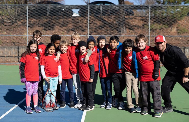 Group of kids in tennis class - kids tennis program